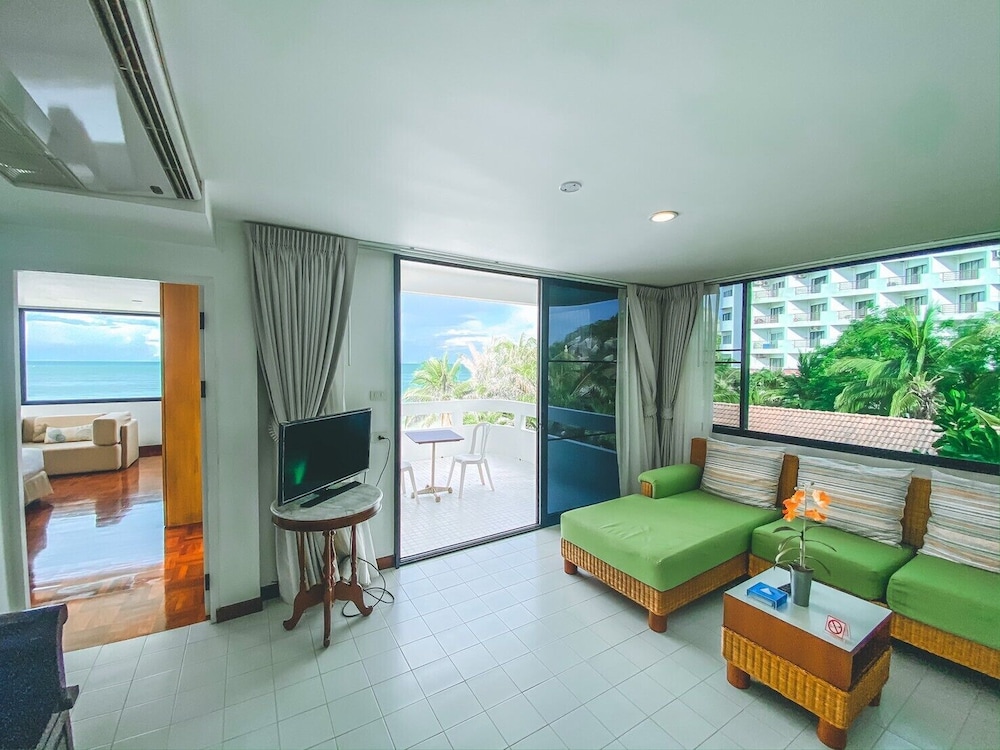 Nern Chalet Beachfront Hotel 41/74