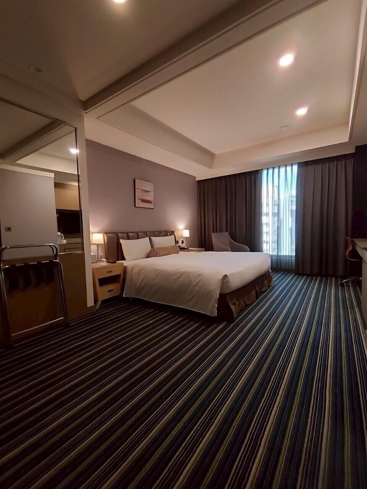 Urban Hotel 33 32/69