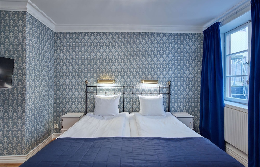 ROOM, TWIN BEDS