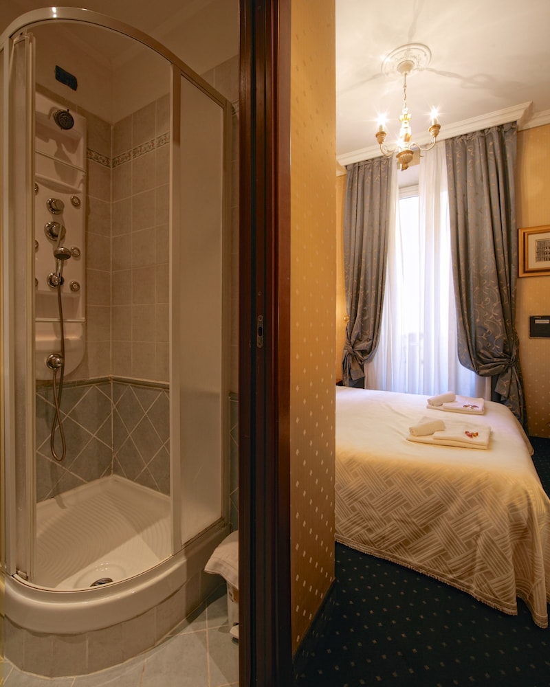 Vatican Holiday Hotel 34/36