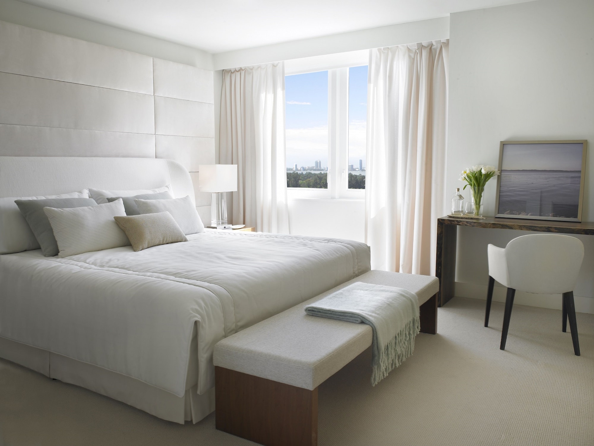 ROOM, KING BED, SKYLINE VIEW, BALCONY