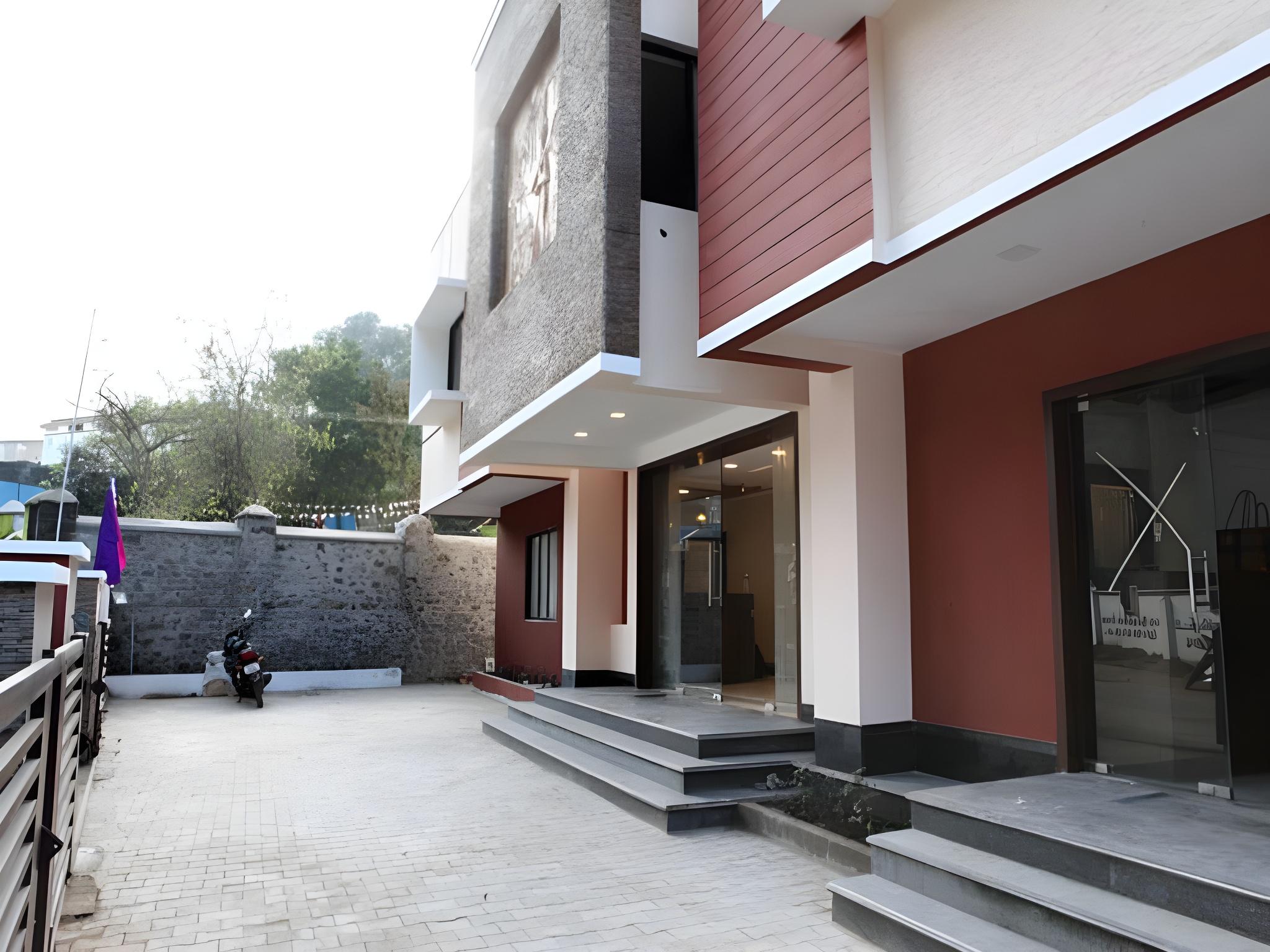 OYO Premium Convent Road BSNL Junction 50/52