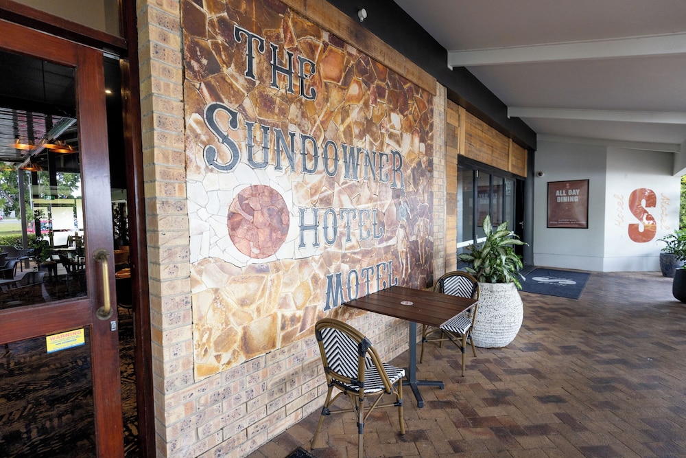 SUNDOWNER HOTEL MOTEL 11/49