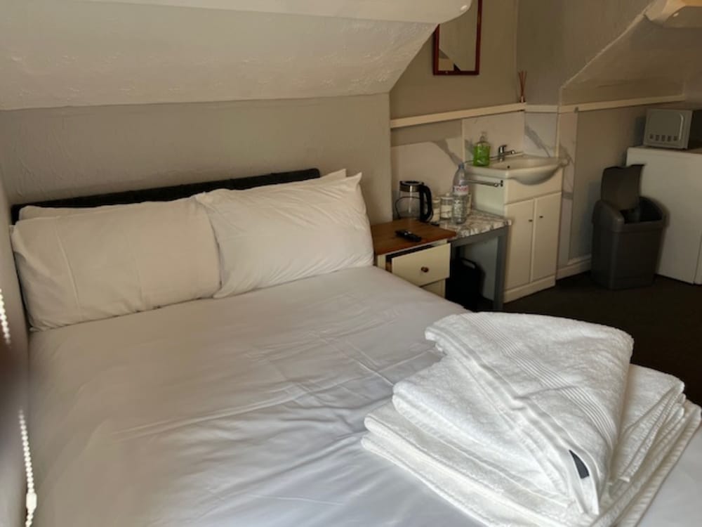 Woodville Lodge Leeds Free Parking Direct Bus to City Centre 15/45