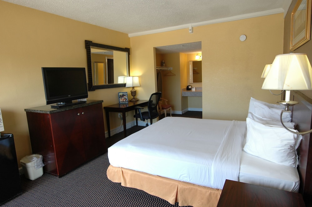 Ambassadors Inn & Suites 3/9