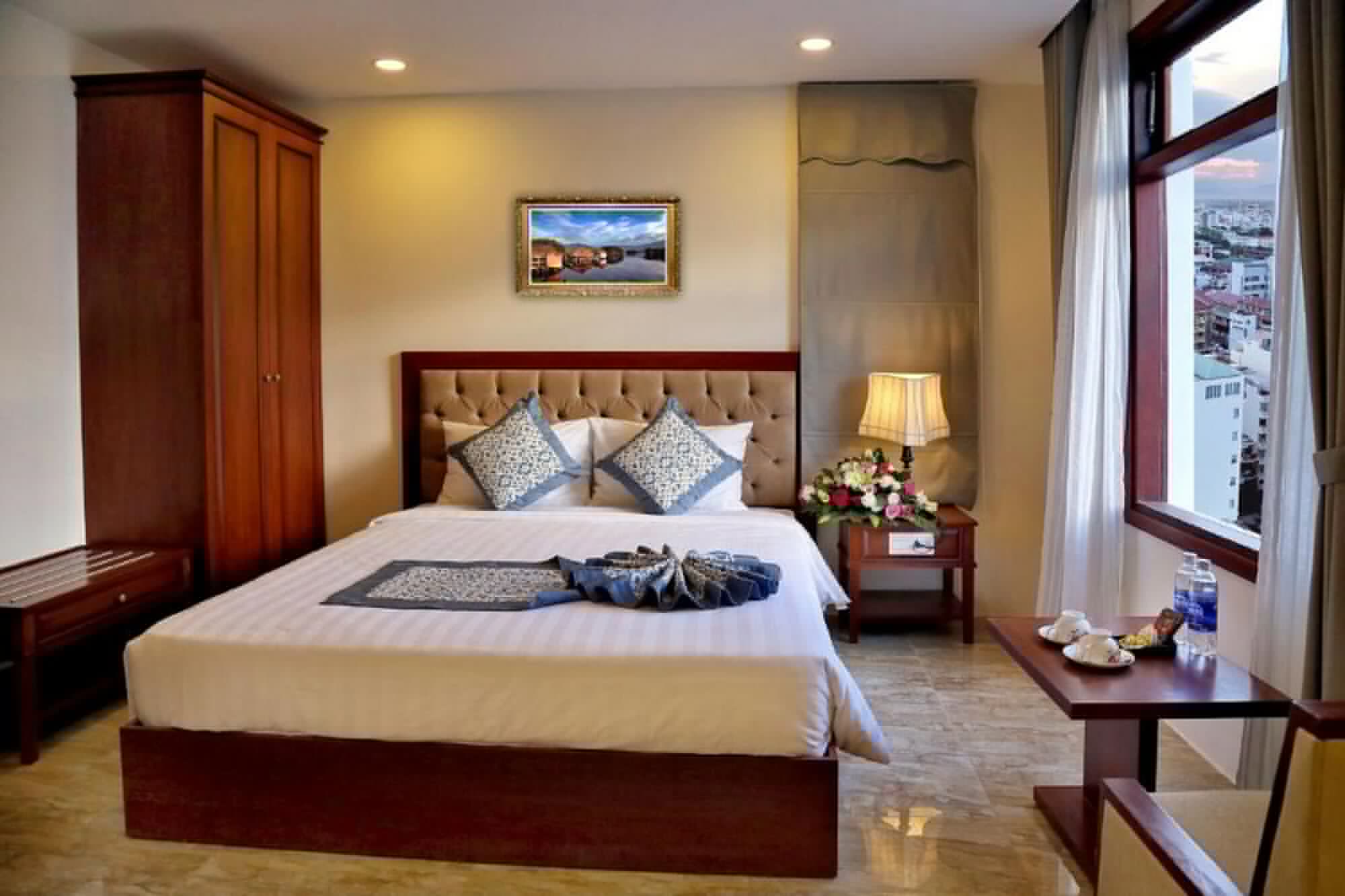 DELUXE, DOUBLE OR TWIN BED, CITY VIEW