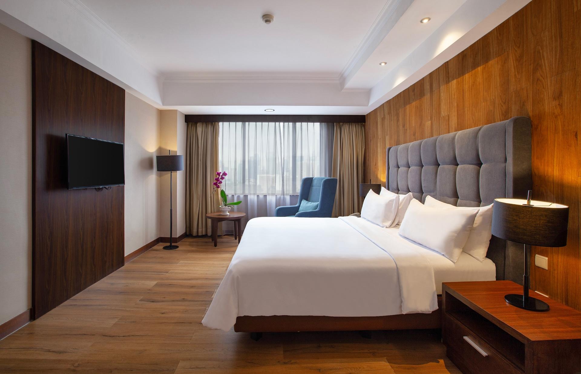 Artsy, Suite, Queen Bed