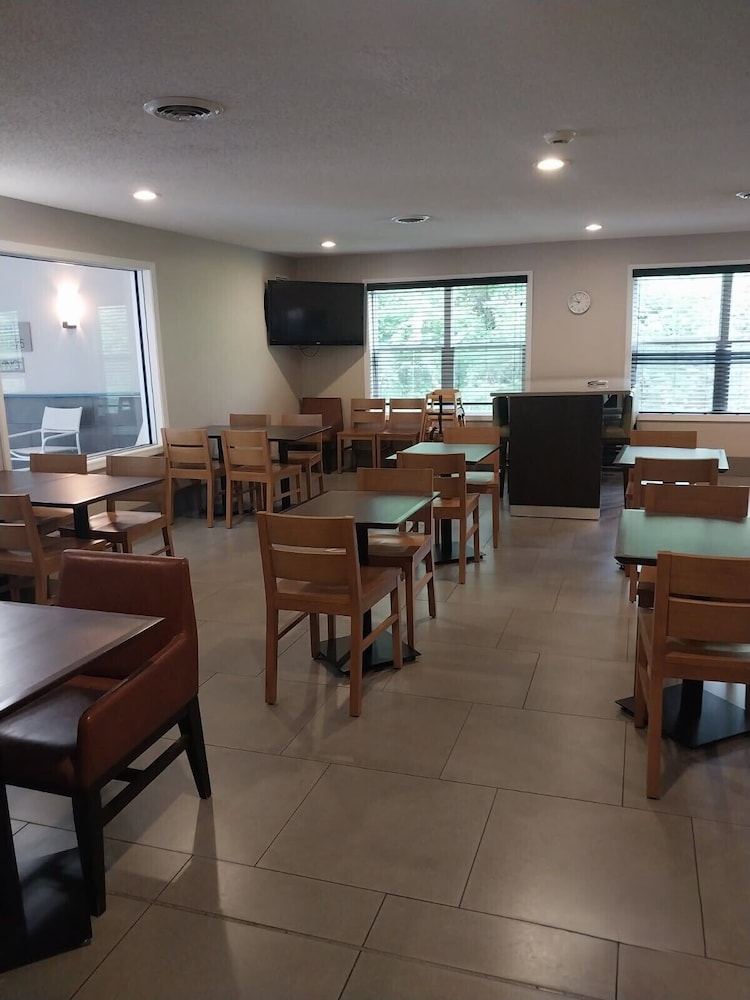 Country Inn & Suites by Radisson, Platteville, WI 38/48