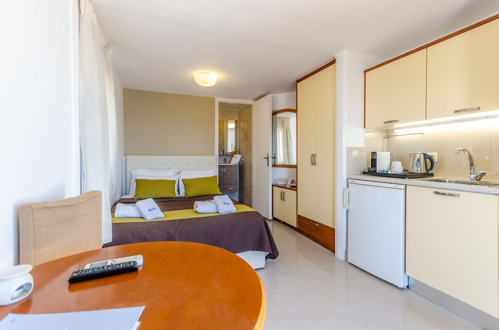 Pela Mare Hotel 8/77