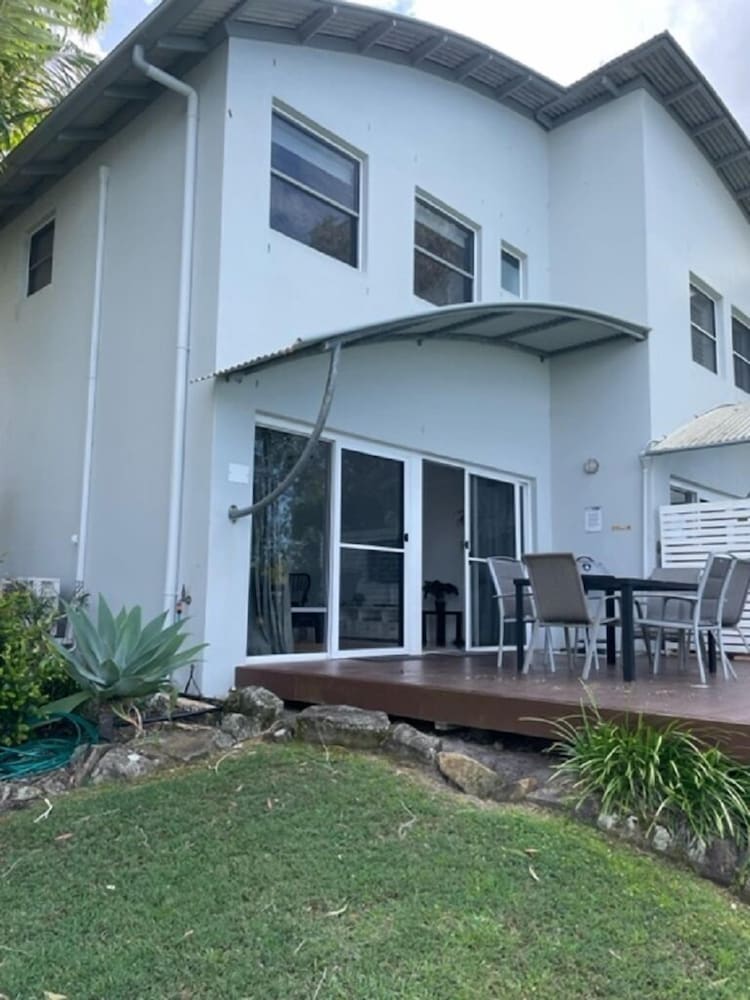 NOOSA ENTRANCE WATERFRONT RESORT 4/80