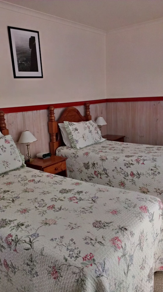 THE CRAYS ACCOMMODATION 10/46