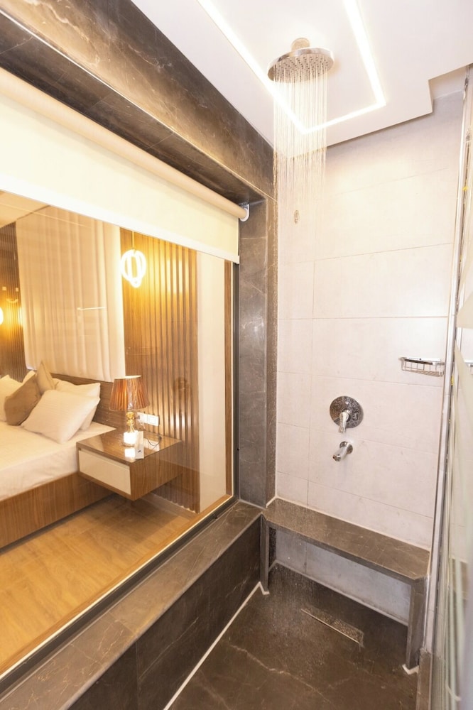 Ramage Hotel & Resort 102/130