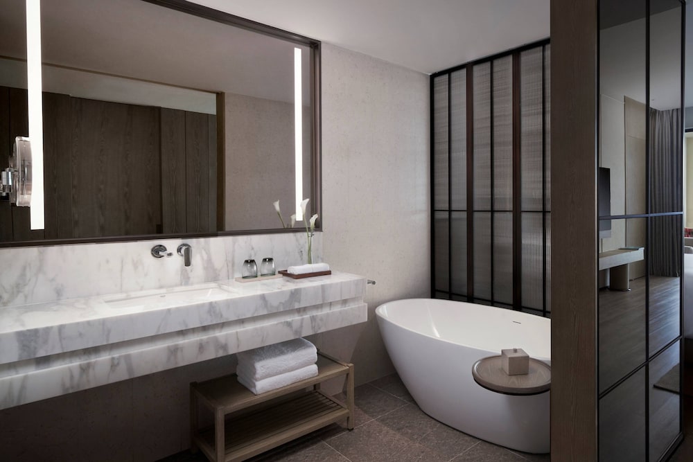 غرفة بسرير كينج بإطلالة على البحر، Marriott Yalong Bay 5/6