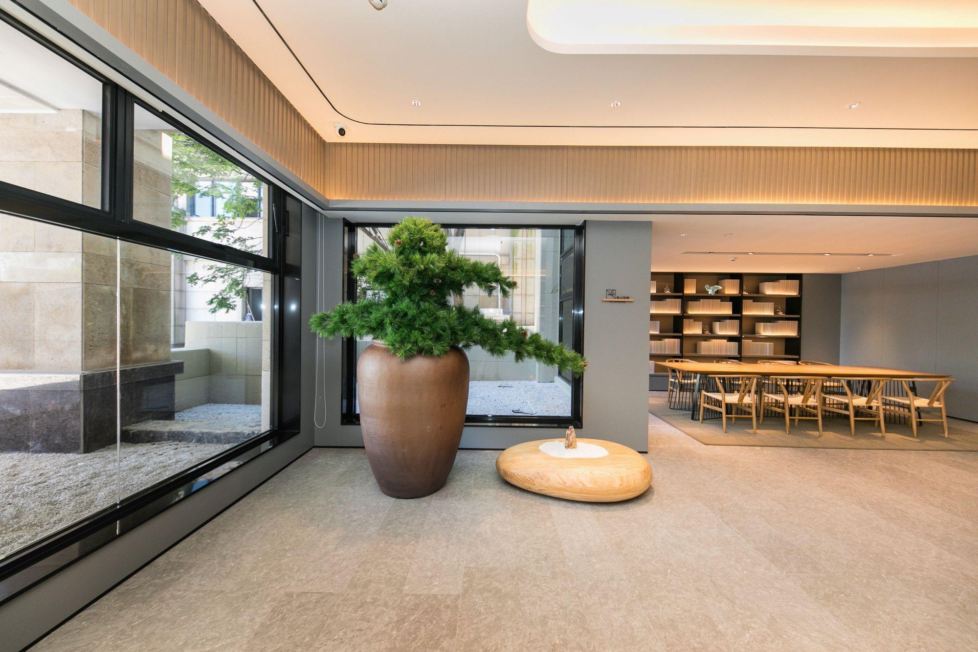 Four Seasons & Rally Hotel 40/47