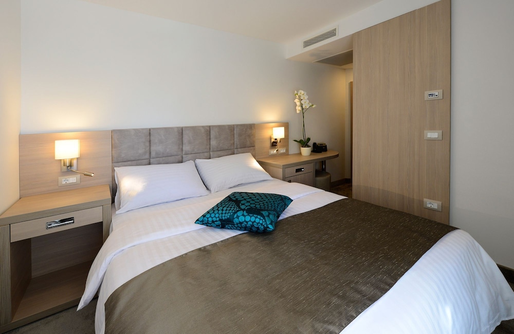 ROOM, TRIPLE