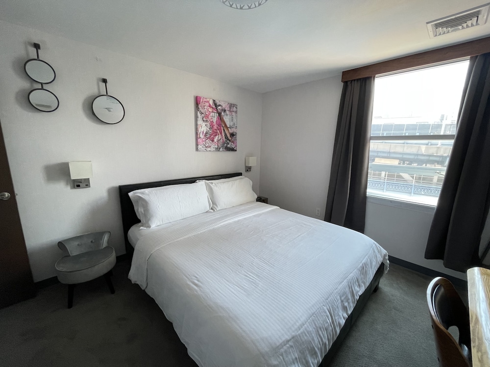 DELUXE, CITY VIEW
