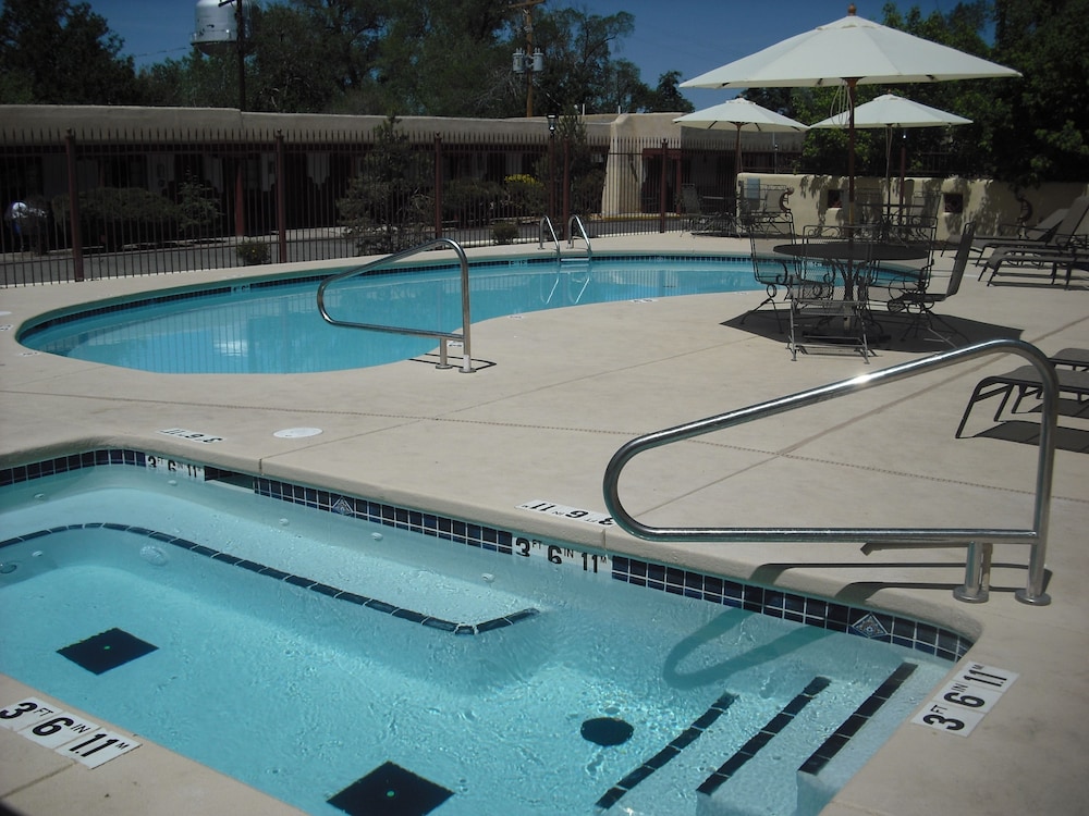 El Pueblo Lodge 46/71