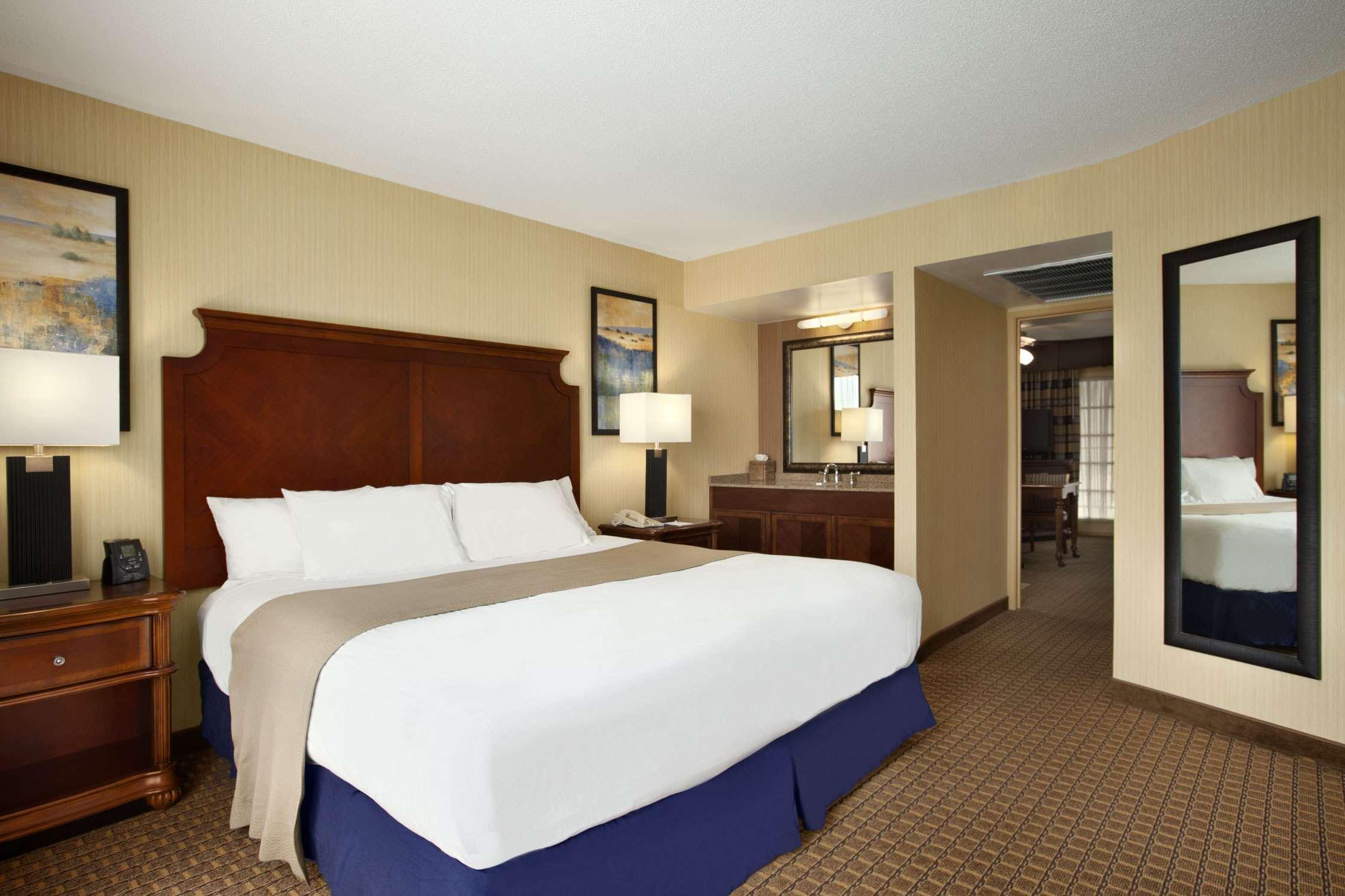 2 ROOMS, SUITE, KING BED