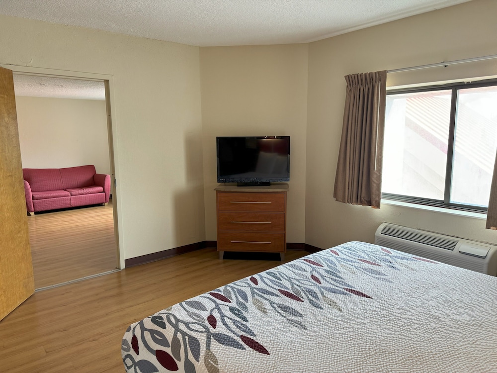 Red Roof Inn and Suites Cleveland - Elyria 34/64