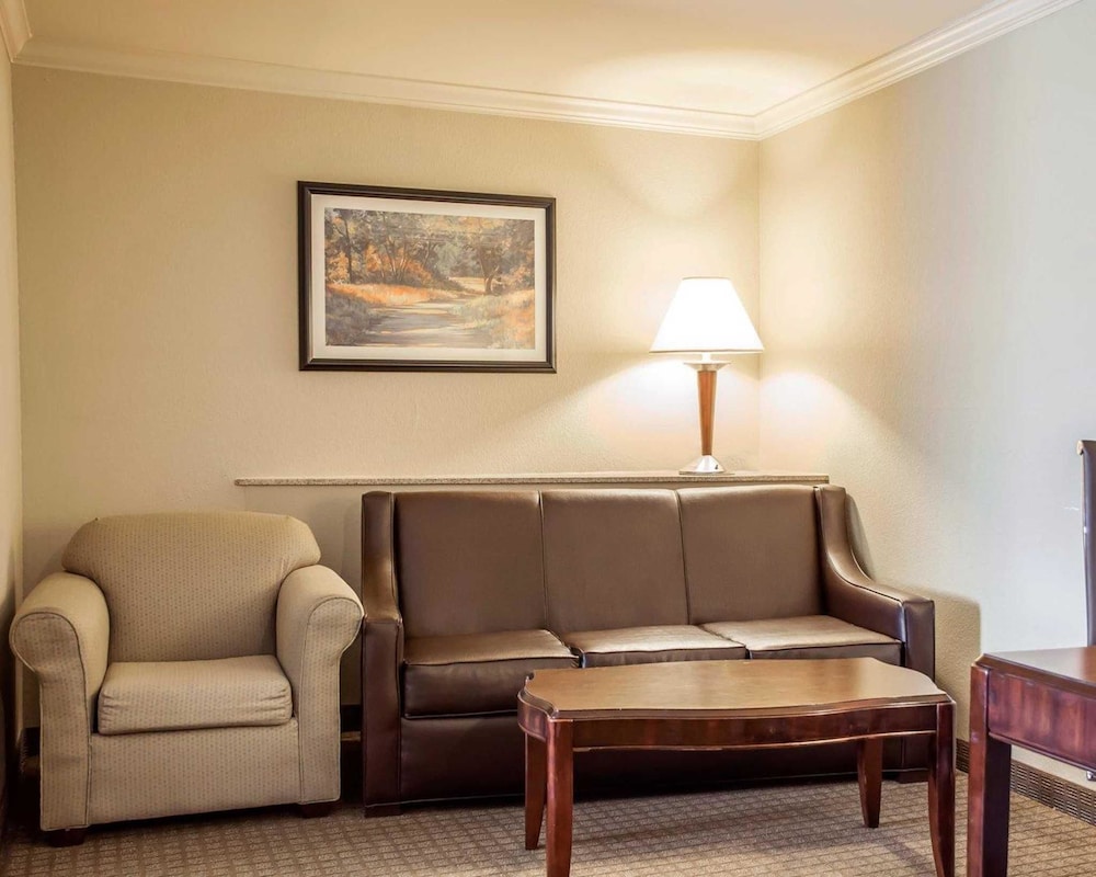 Spark by Hilton Cincinnati Fairfield 25/42