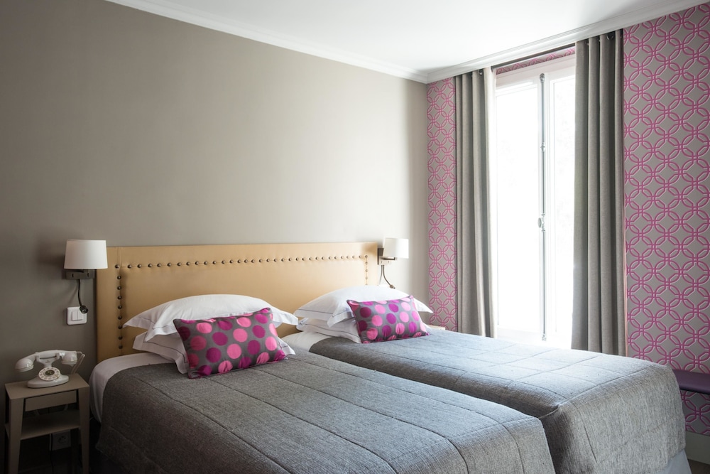 ROOM, TWIN BEDS