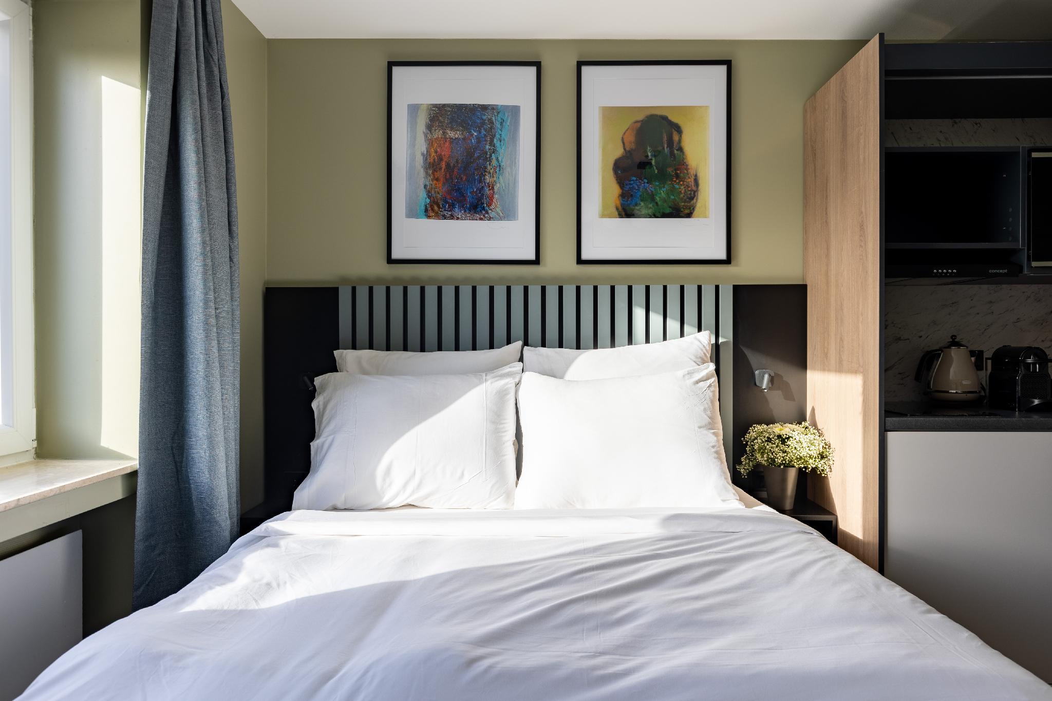 Medium, Studio, Queen Bed, Kitchenette