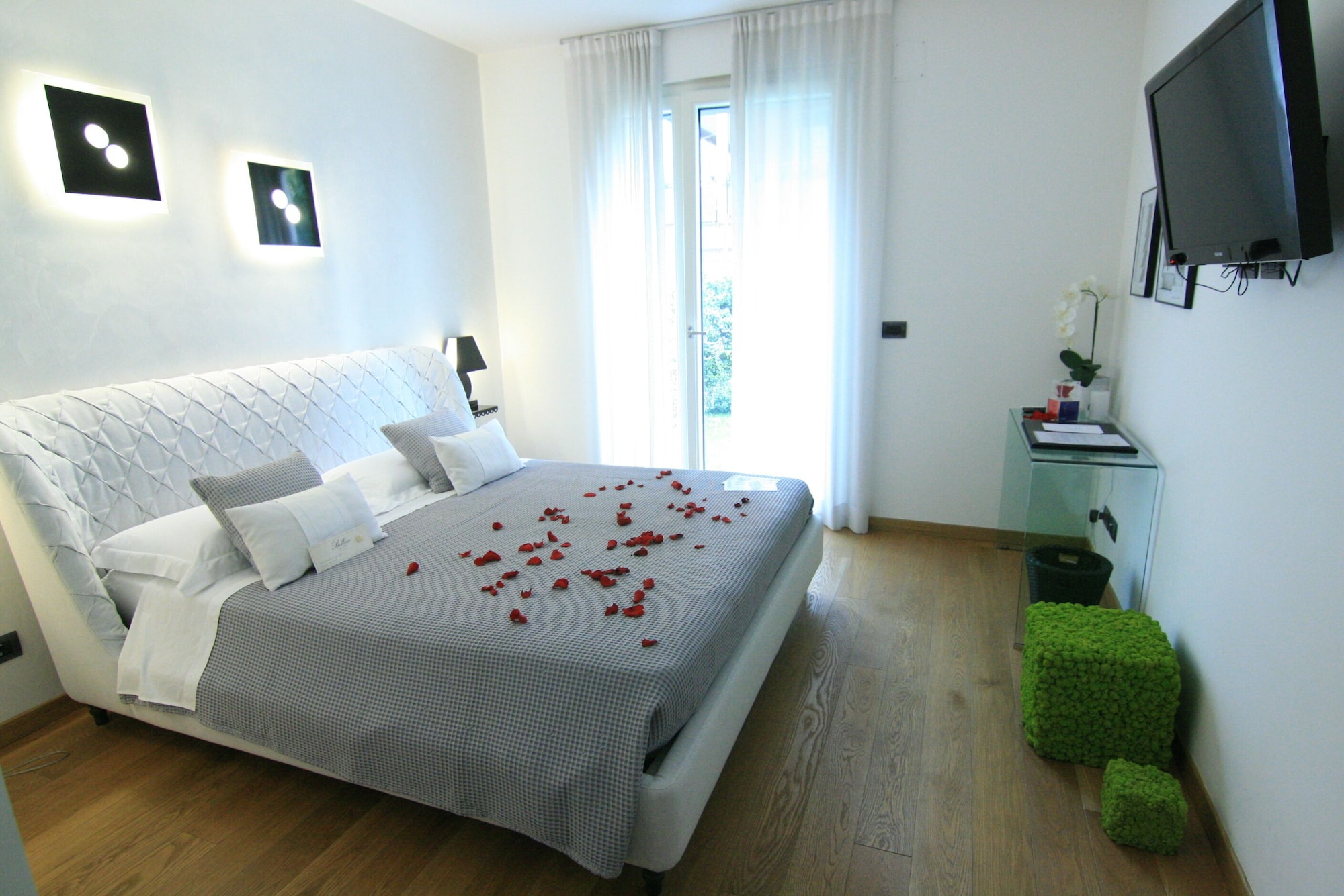 DELUXE, DOUBLE BED
