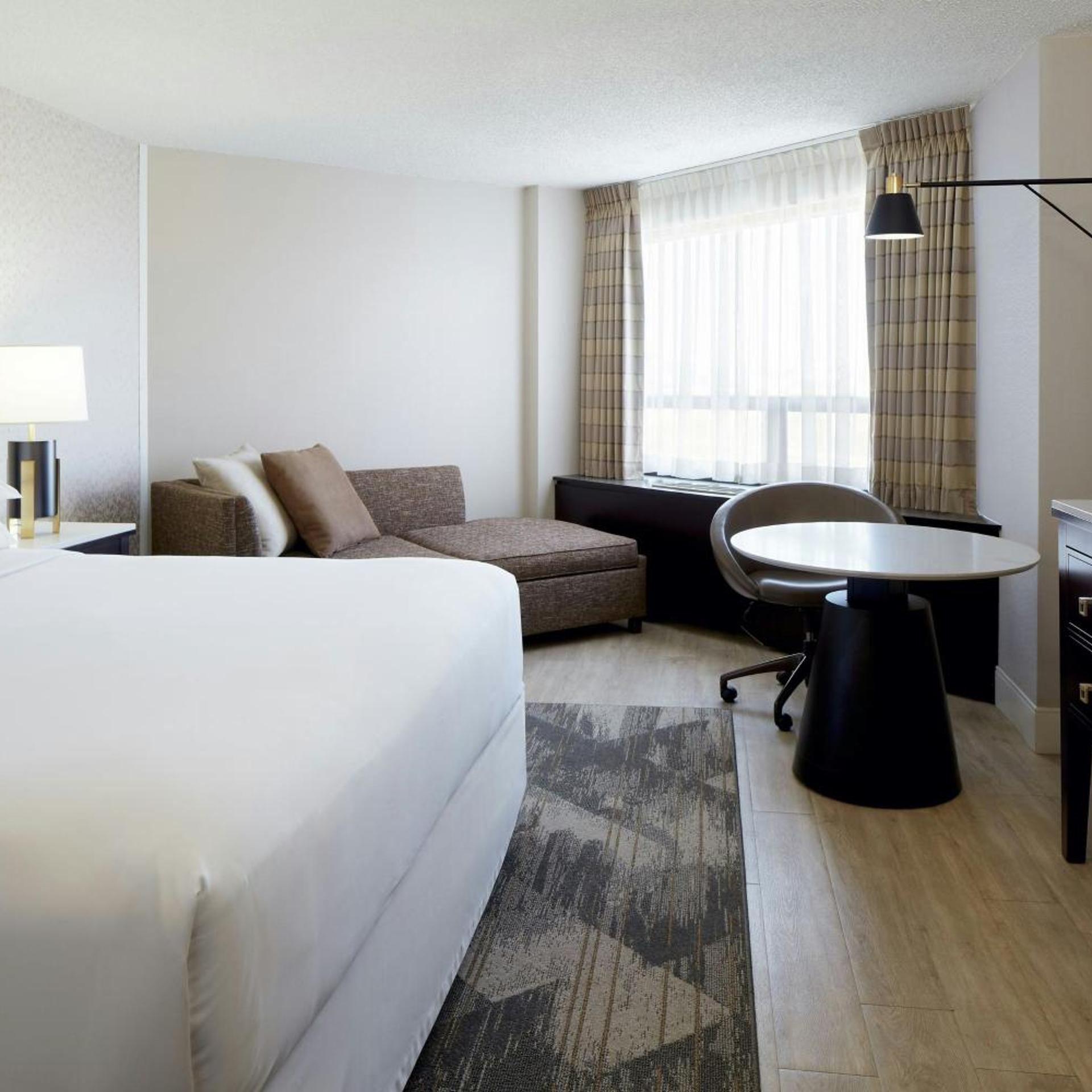 Guest Room, King Bed, Club Floor