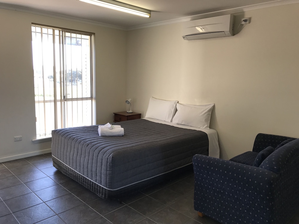 Robetown Motor Inn And Apartments 17/80