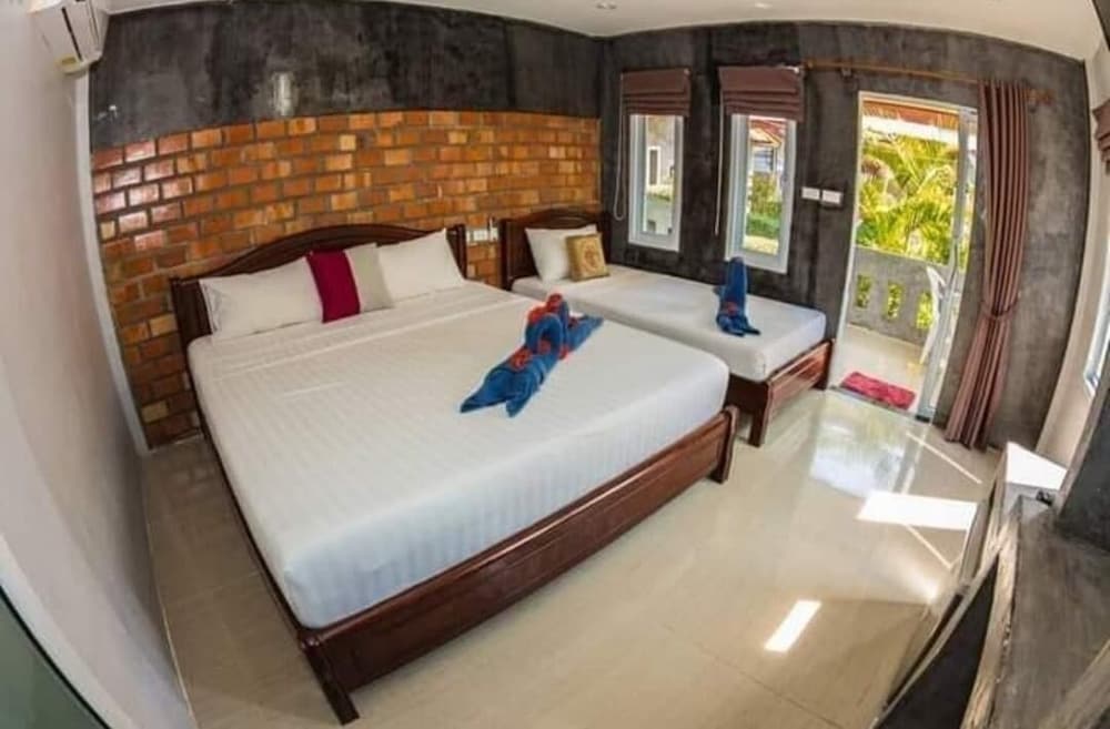 Lanta New Beach Bungalows 9/50