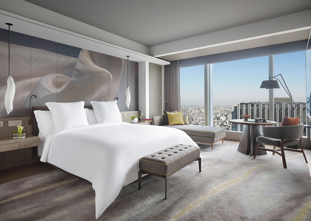 SUPERIOR, KING BED, SKYLINE VIEW