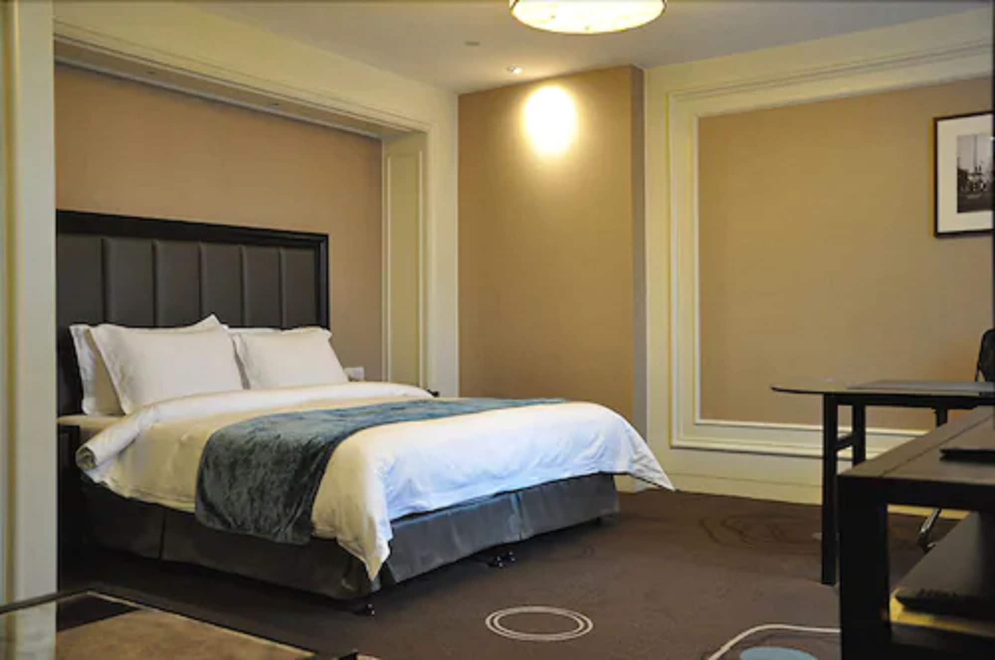 Urban, King Bed