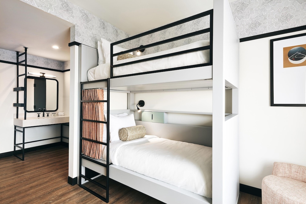 غرفة بسريرين منفصلين وأسرّة بطابقين