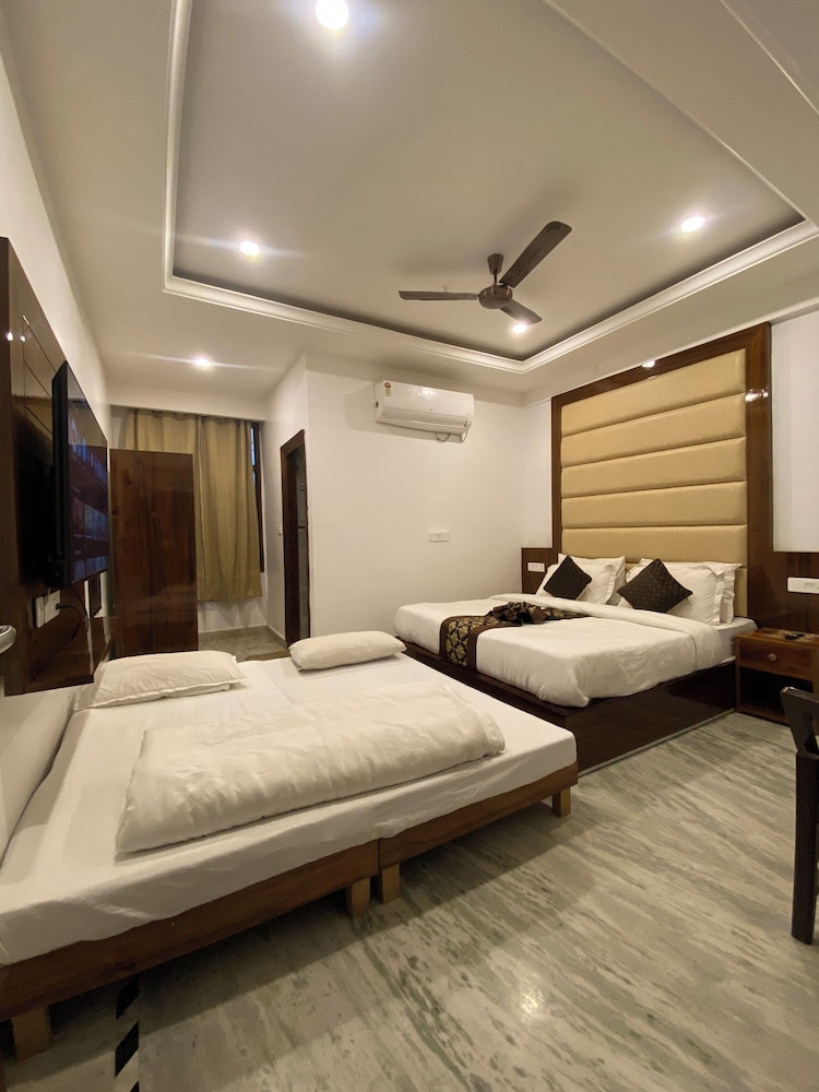 Oyo 12206 Hotel The Black Gold 13/50