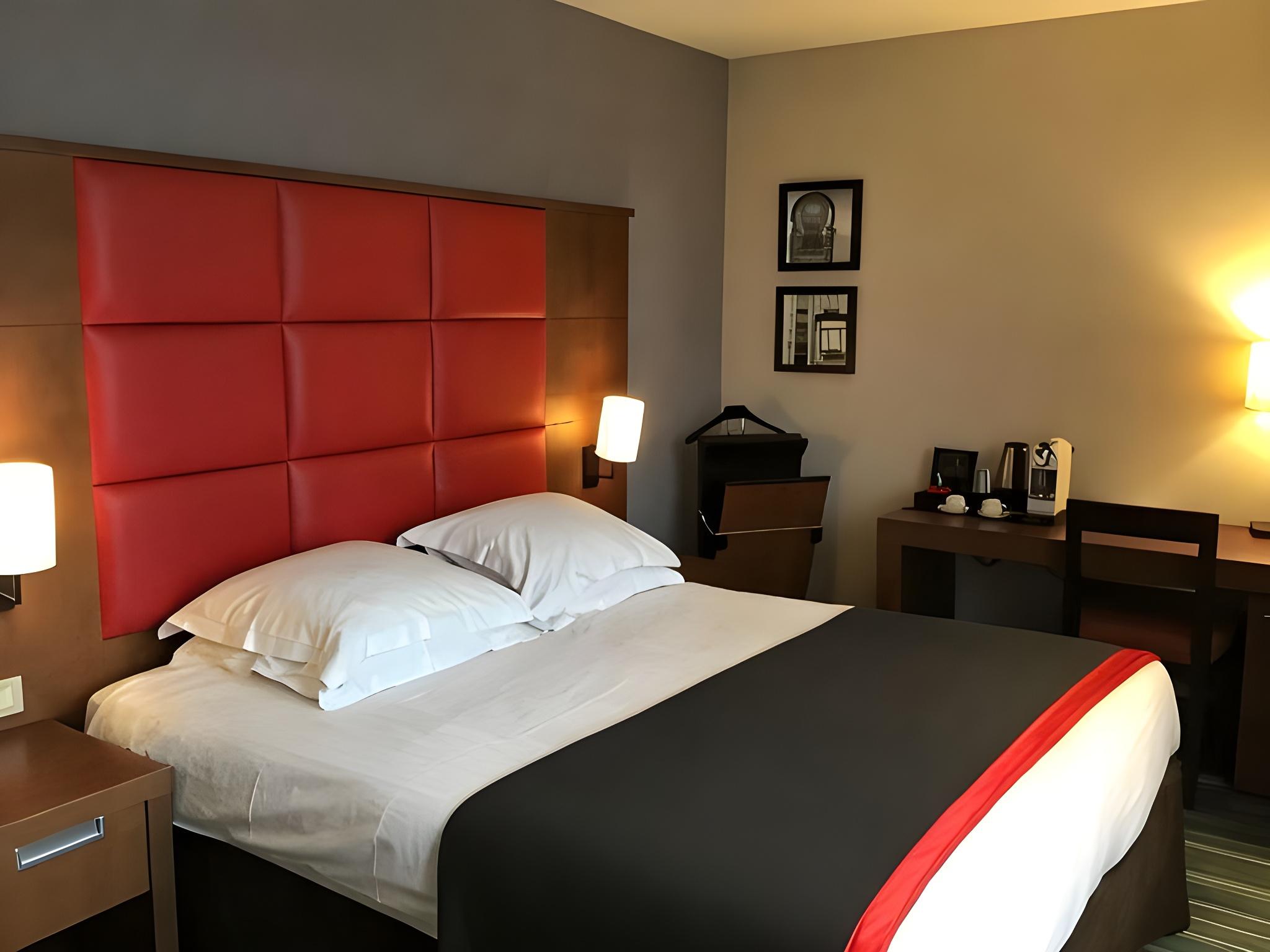 Club, Double or Twin Bed