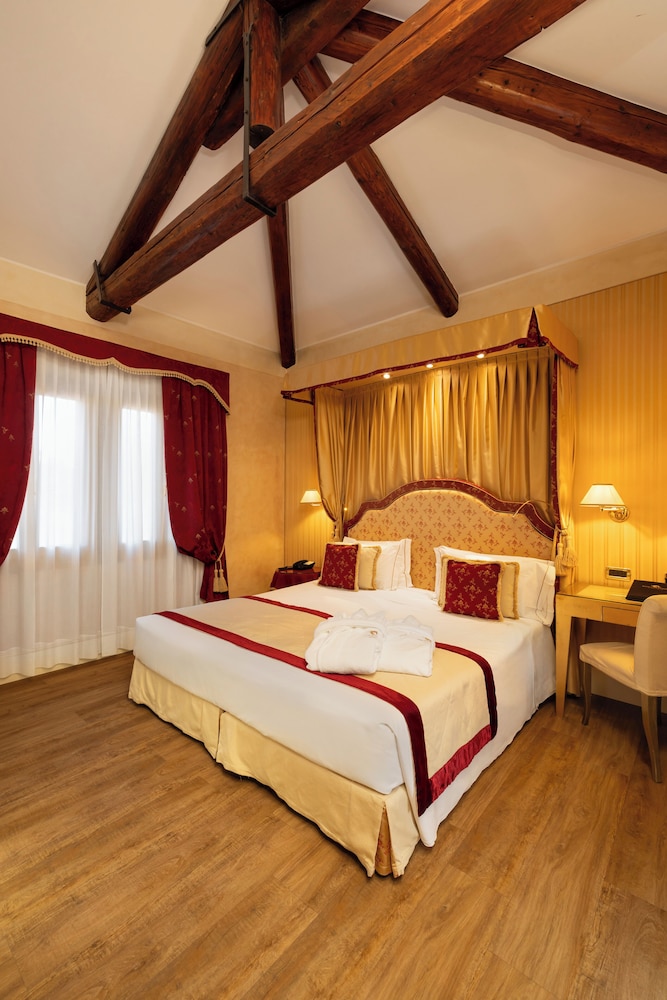 1 BEDROOM, DELUXE, DOUBLE OR TWIN BED