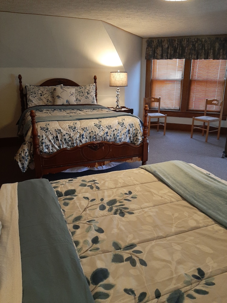 غرفة بسريرين مزدوجين بحمام مشترك