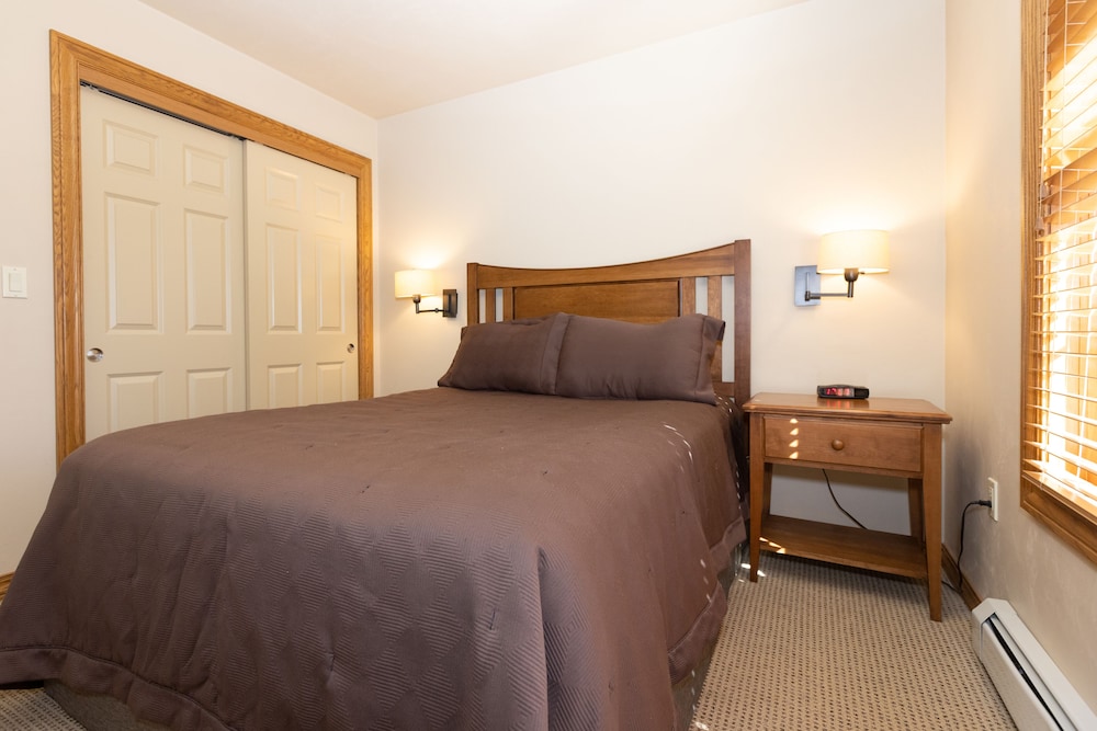 1 Bedroom, Suite, Queen Bed, Rainbow Side, Sofa