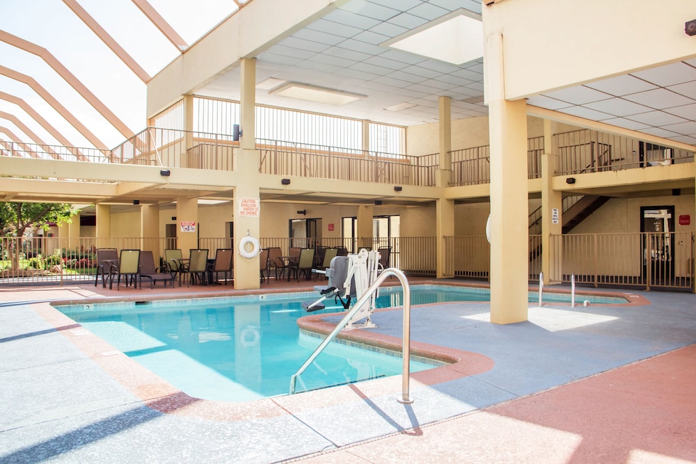 Econo Lodge Broken Arrow 38/59