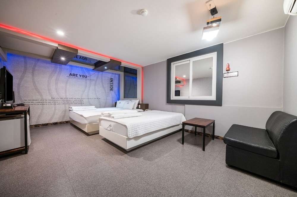 V Hotel 18/50