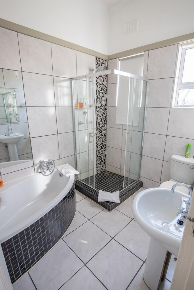 Montagu Country Hotel 47/89