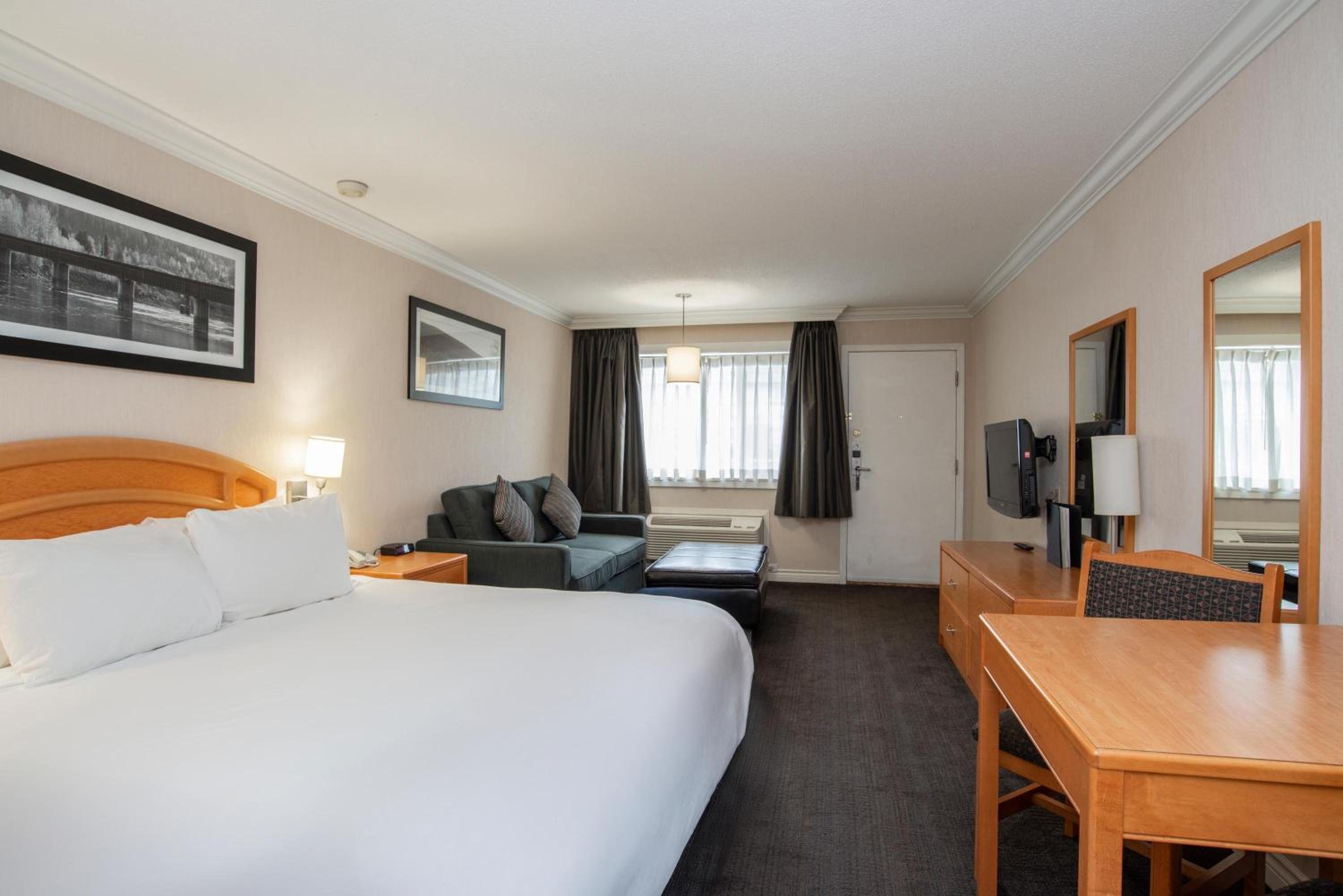 Monashee, King Bed, Sofa, North Wing