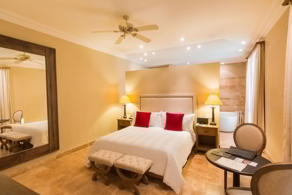 Bastion Luxury Hotel 27/75