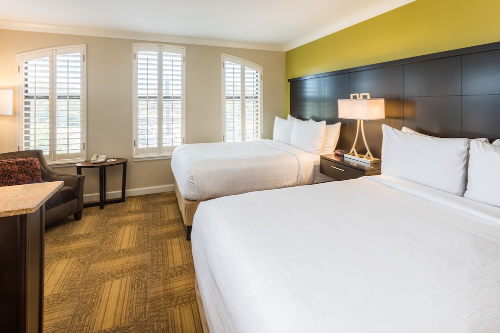 Staybridge Suites Savannah Historic District 16/52