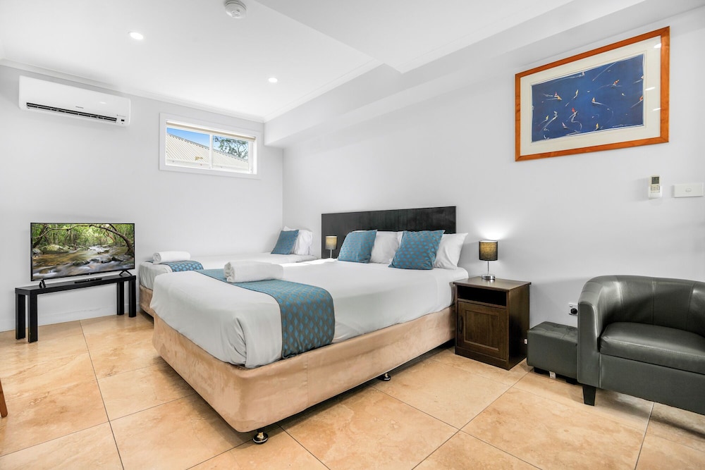Studio, Queen Bed