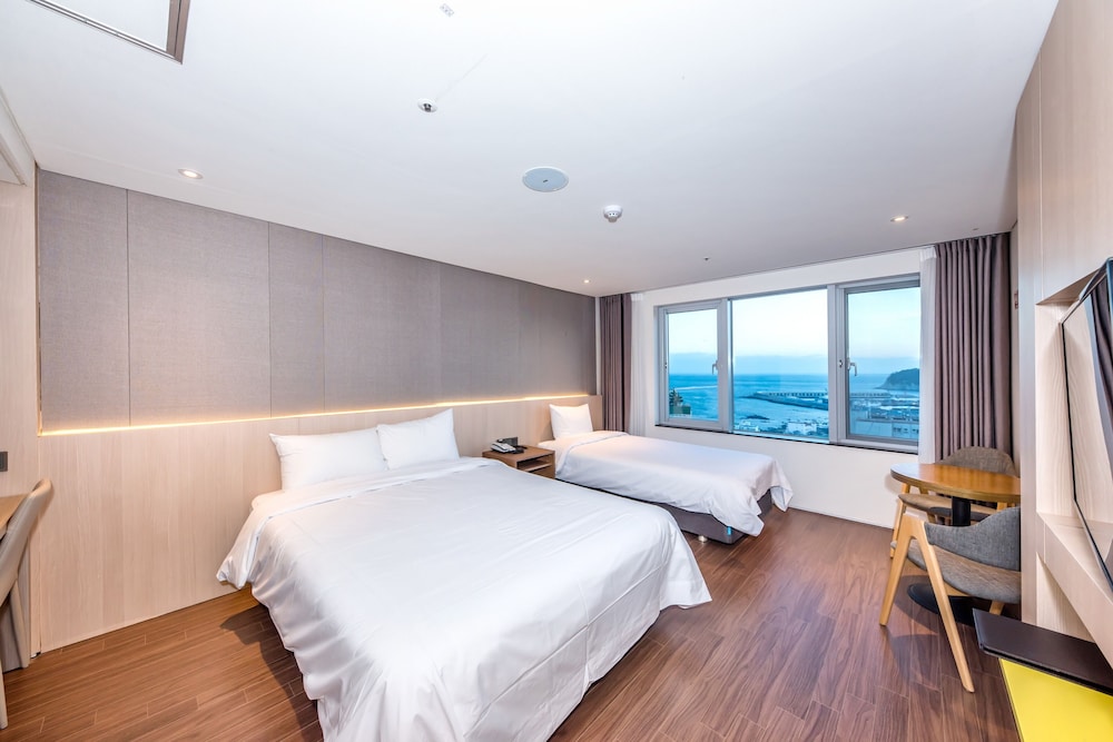 The First70 Hotel 20/50