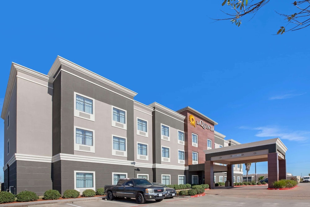 La Quinta Inn & Suites by Wyndham Pasadena North 1/30