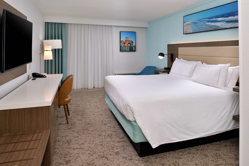 Room, King Bed, Lateral Side Beach View