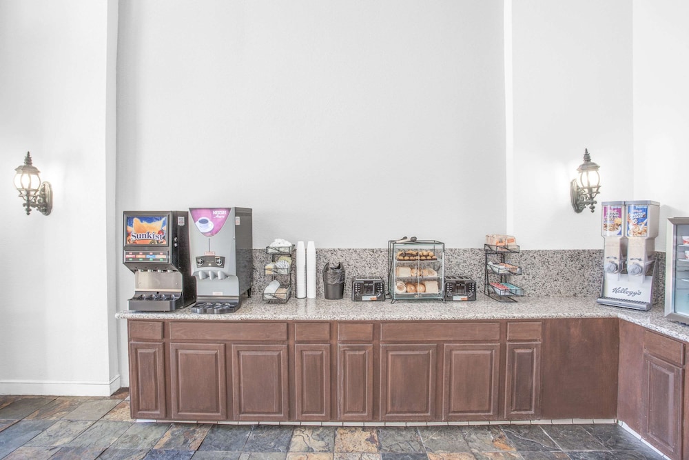 Ramada By Wyndham Barstow 21/36