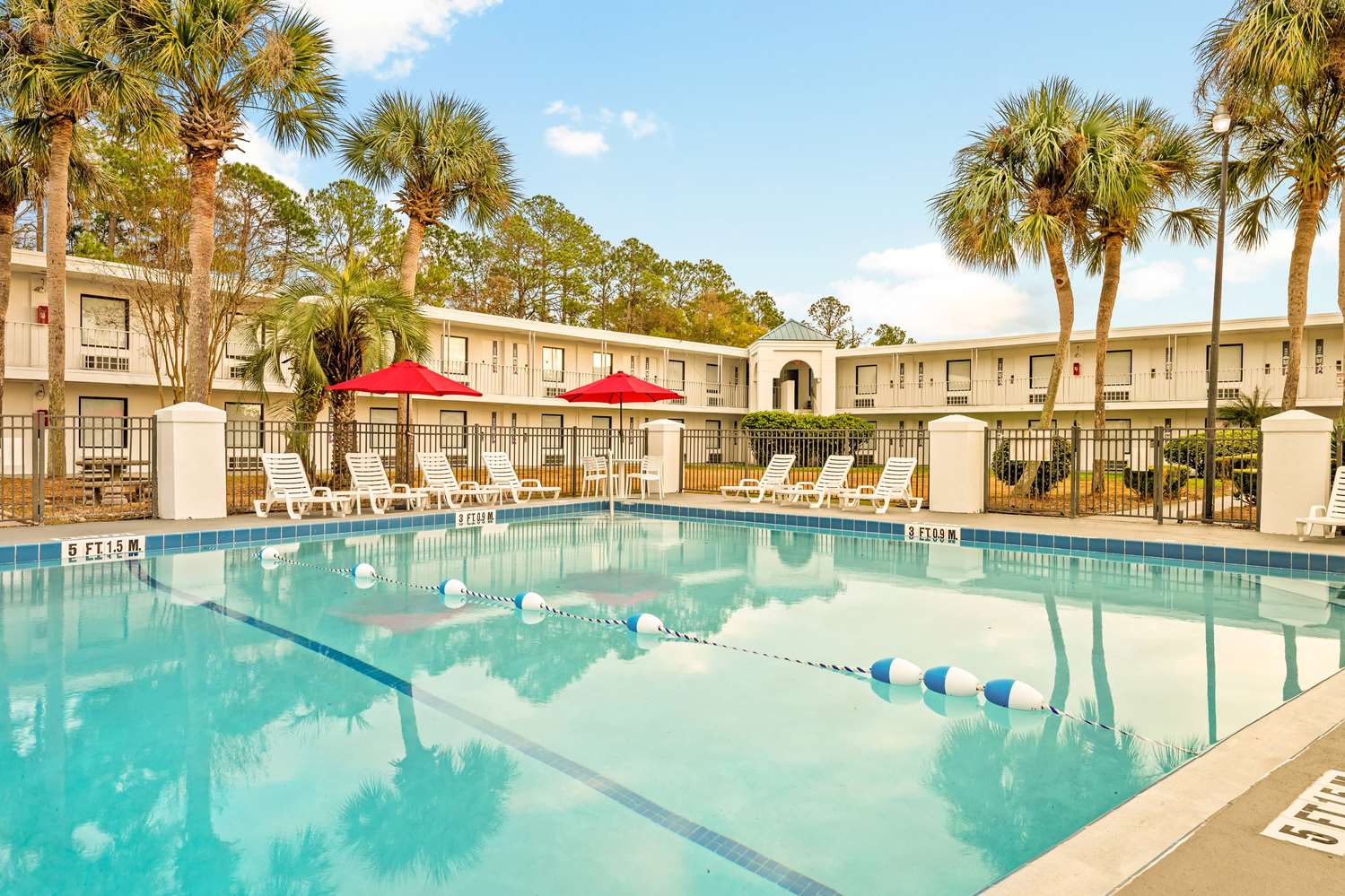Baymont by Wyndham Jacksonville Airport 1/2